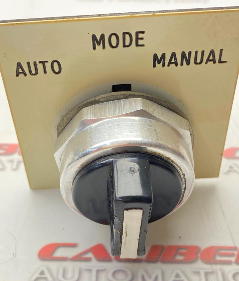 Load image into Gallery viewer, ALLEN  BRADLEY 800T-J91 Spring Return Selector Switch W/ 800T-XA  (USED) - Caliber Automation Online Store

